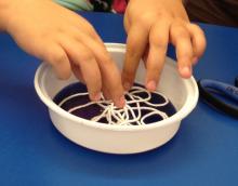 Adding yarn to red cabbage dye